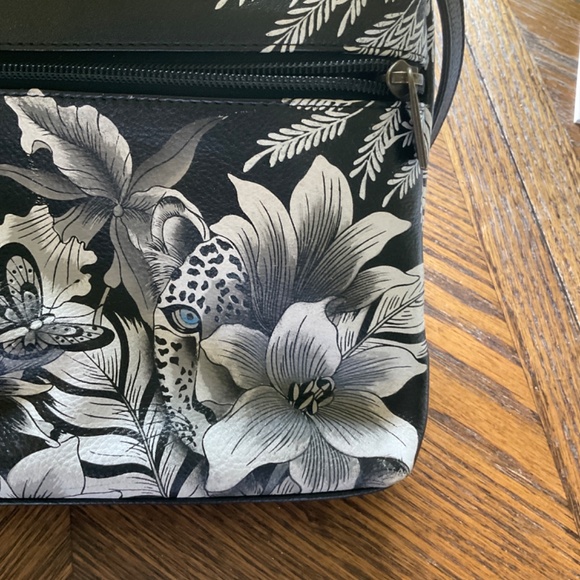 Anuschka Leopard cross body bag - Picture 4 of 6